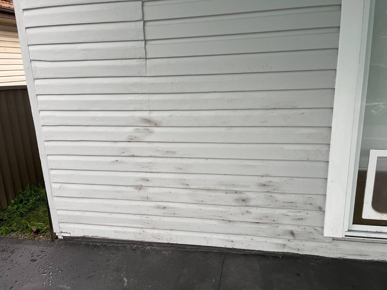 Cleaning of coloured concrete splatter from weatherboards