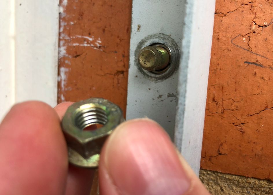 what kind of screw is this? (70's build)