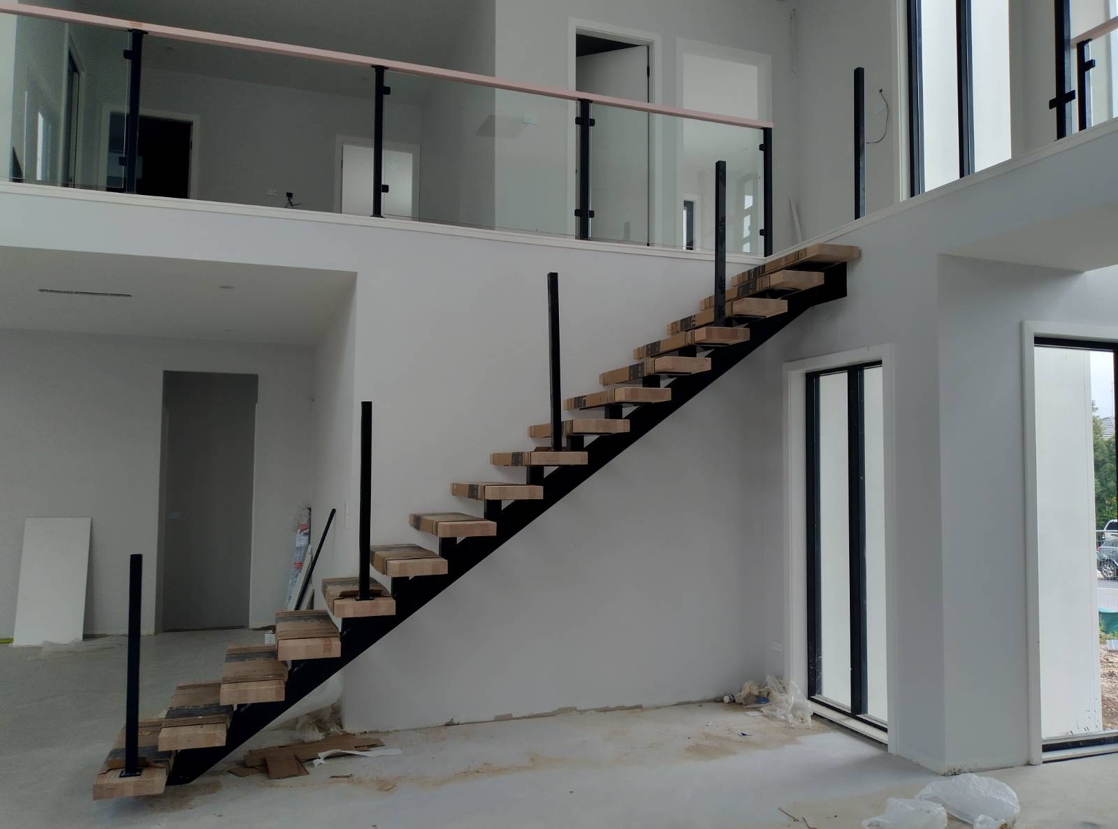 How many stairs without balustrade? Requirement for OC