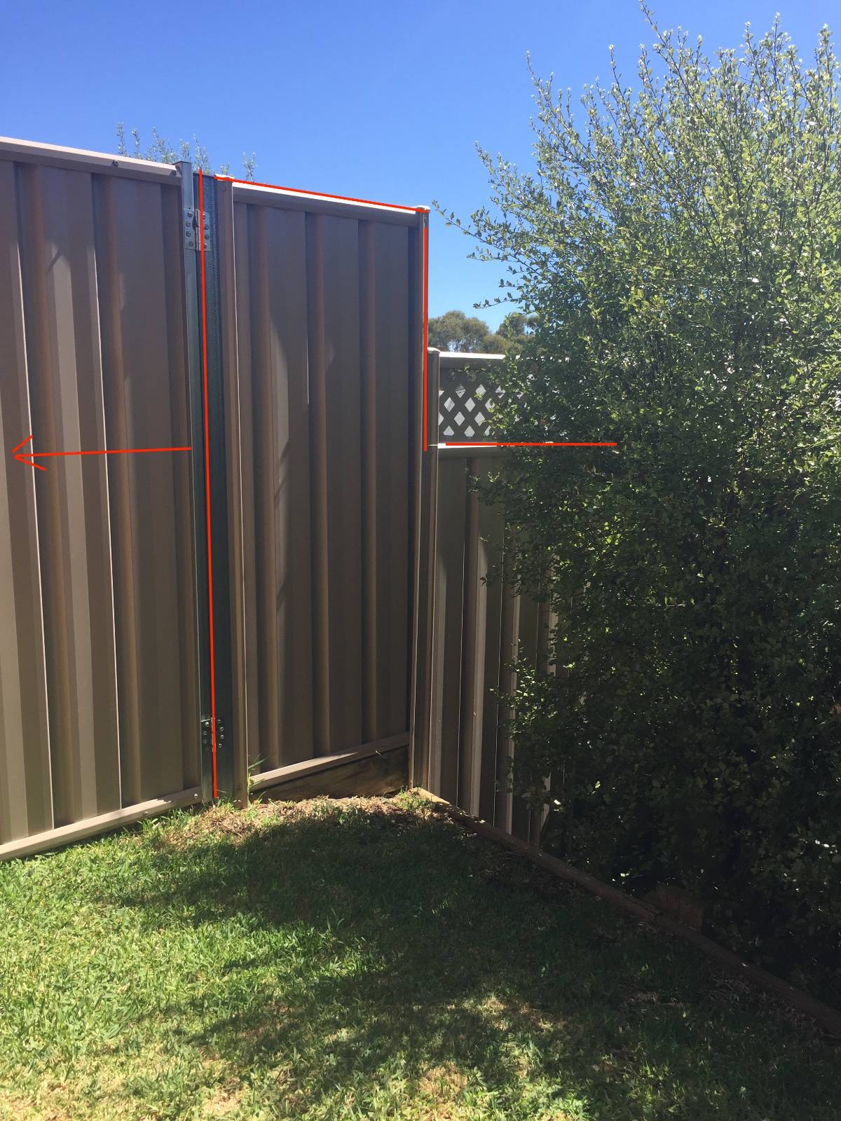 How to re-adjust colorbond gate to fence