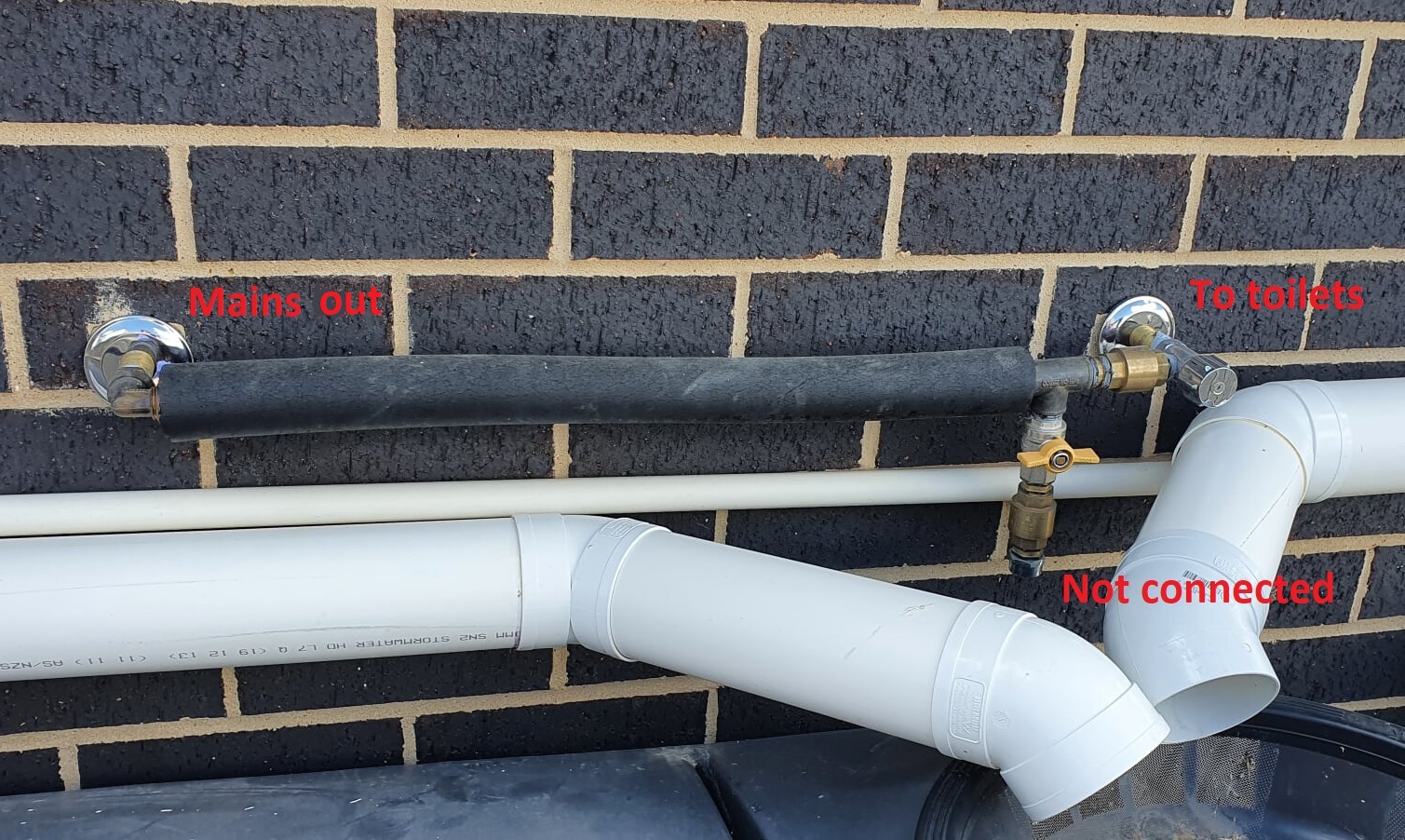 Rainwater tank water / Mains plumbing question