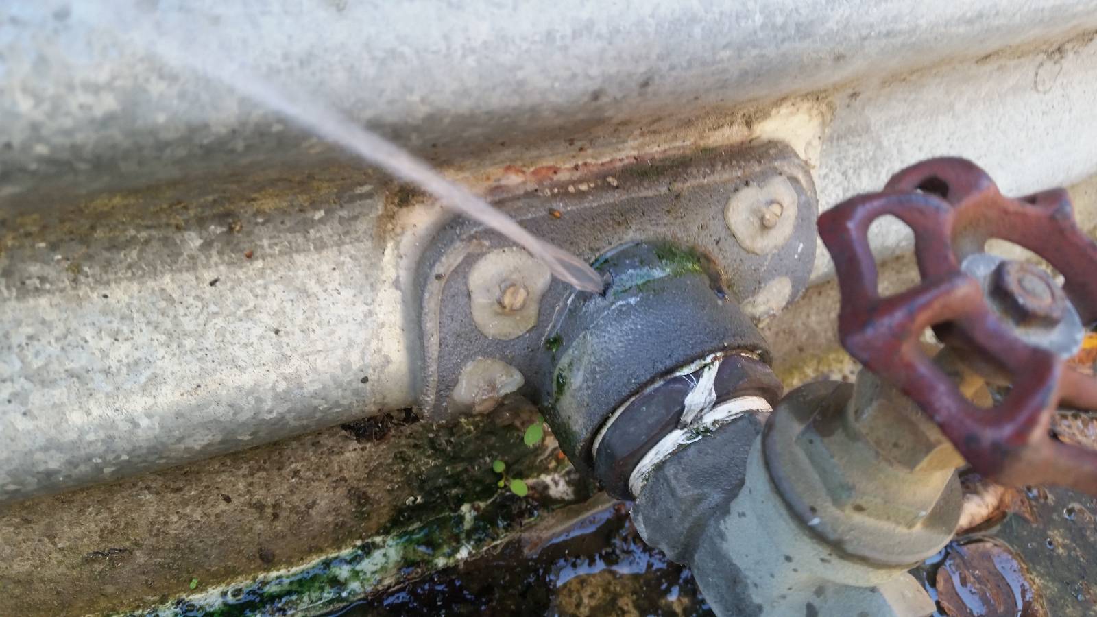 how to plug a water tank leak